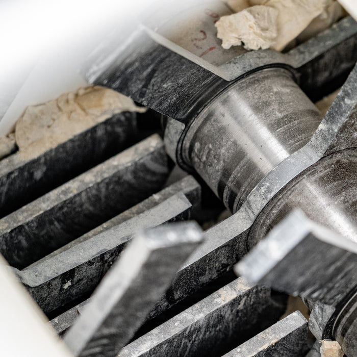 Rotating blades in LBX crusher crushing cassava roots